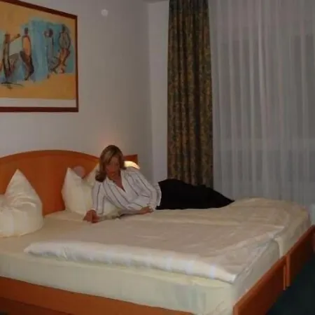 מלון Wald-cafe Hotel-restaurant 4*